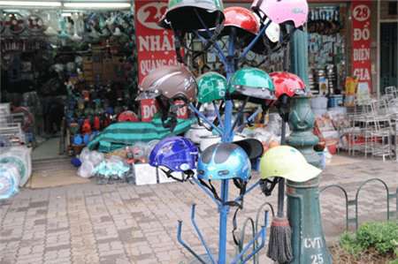 Bán mũ bảo hiểm giả sẽ bị phạt đến 140 triệu đồng