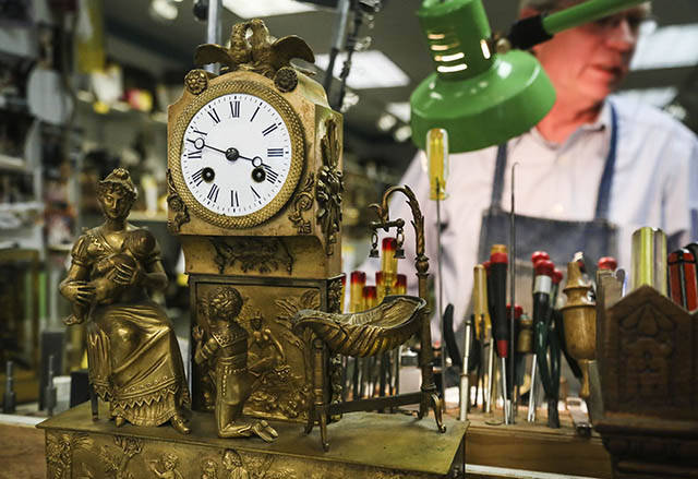 Cách sửa chữa đồng hồ treo tường nhanh như ngoài tiệm